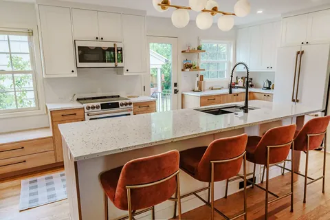 Completed kitchen remodeling by Menjivar
